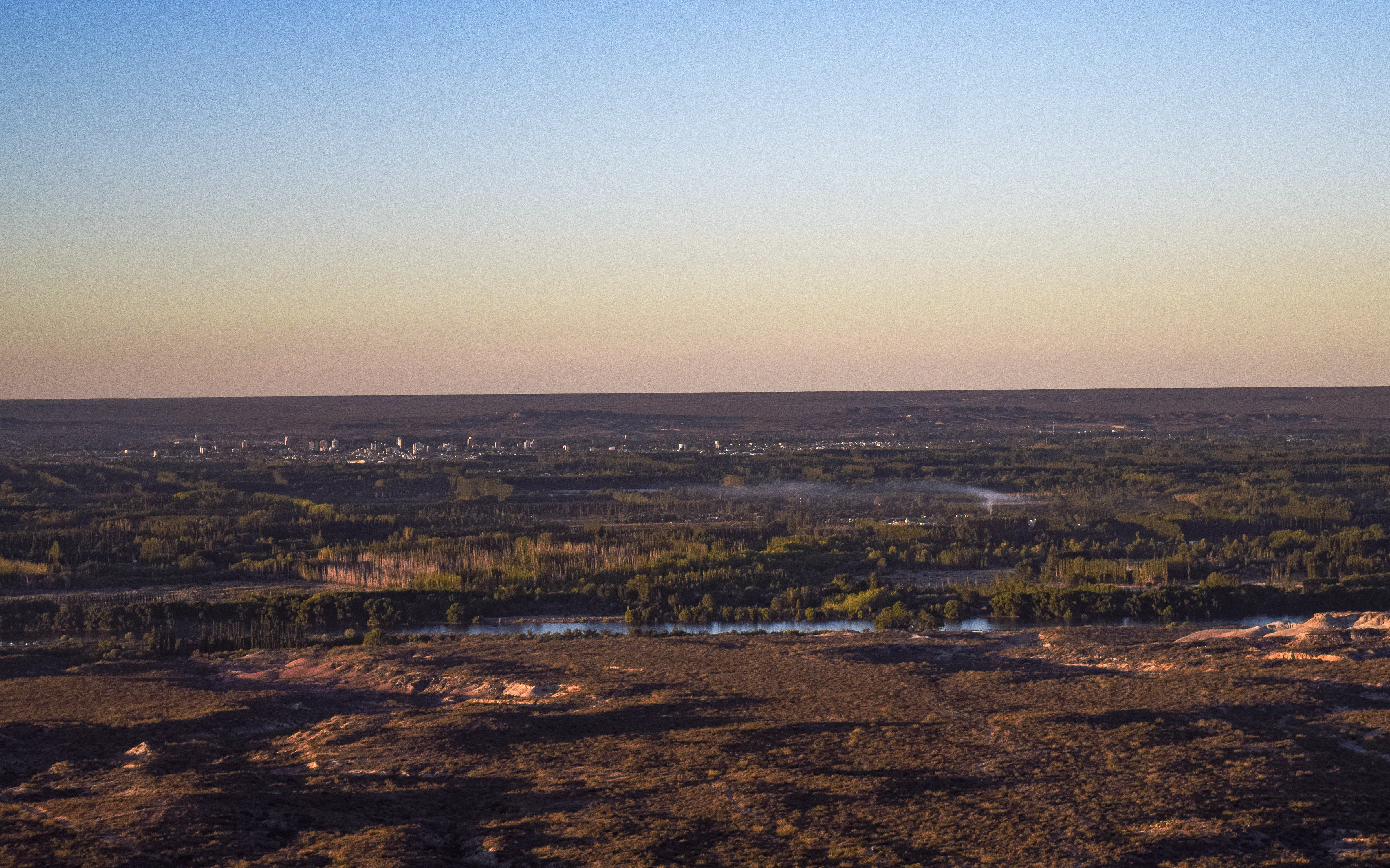 Panorámica Ciudad y Río Negro